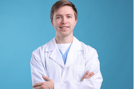 jeune médecin libéral qui vient d'obtenir un financement pour un projet immobilier