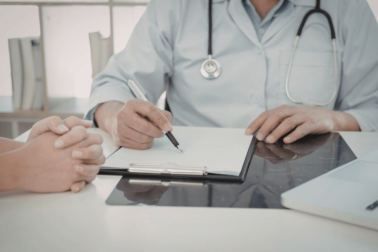 Médecin libéral signant un document