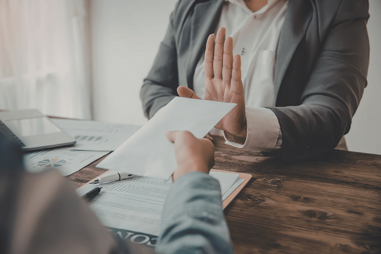 un médecin se voyant refuser un prêt bancaire