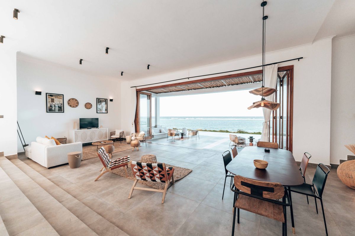Salon lumineux ouvert sur la Méditerranée, projet immobilier financé à Marseille